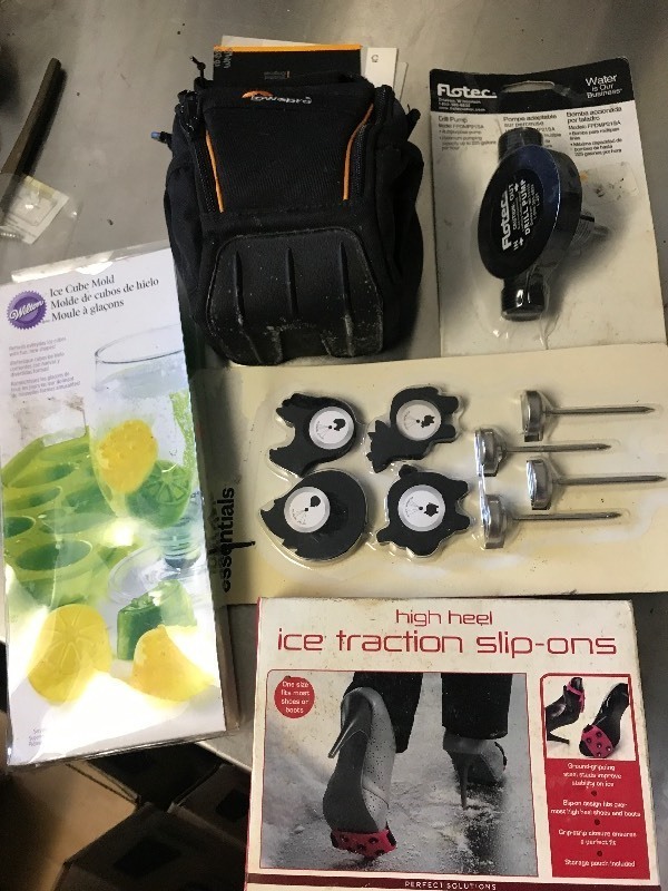 lot 995 image: Lot of five items