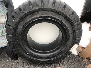 lot 87 image: New 7.00-12 solid forklift tire brand new