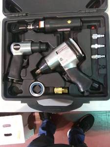 lot 3323 image: Mechanics Air Tool Set
