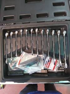 lot 3380 image: 450 Piece Mechanics Tool Set Broken Latches