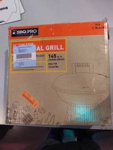 lot 3514 image: 14 Tabletop Charcoal Grill