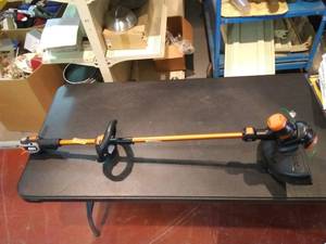 lot 9082 image: Black  Decker 60V 13in String Trimmer