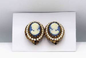 lot 52 image: Cameo Clip-On Earrings
