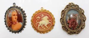 lot 43 image: 3 Cameo Brooches
