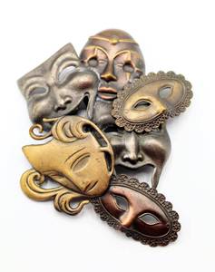 lot 61 image: K & T Comedy Tragedy Masks Brooch