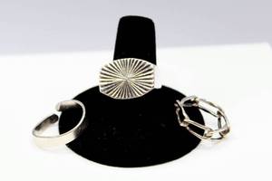 lot 81 image: 3 Sterling Silver Rings