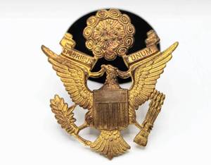 lot 88 image: WWII Army Military E Pluribus Unum Eagle Crest Emblem Cap Hat Pin Badge