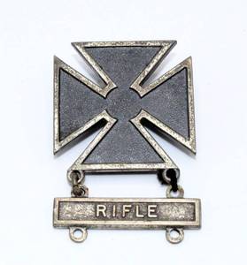 lot 90 image: WWII US Army Marksman Badge Rifle Bar
