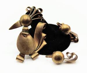 lot 116 image: Vintage Brass Bird Brooch and Screw On Earrings