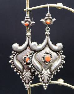 lot 124 image: 2 pair AntiqueVintage Earrings