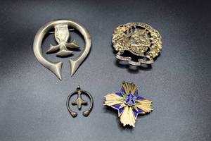 lot 132 image: 3 Brooches Pin and 1 Pendant
