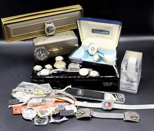 lot 140 image: Large Lot of Vintage Watch Faces, Bands and misc parts - Gruen, Buren, Bulova, Casio, Timex ....