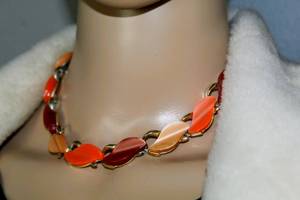lot 2567 image: Vintage Coral Colors Necklace and Matching Earrings Set