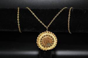 lot 2606 image: Indian Head Penny 1893 Set in Pendant on Gold Metal Chain