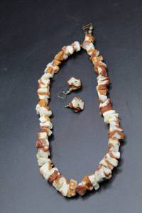 lot 2613 image: Single Strand 18 CoralShell Necklace and Earrings Set