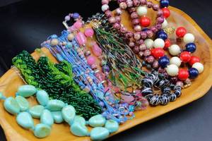 lot 2618 image: 8 Assorted Strands of Vintage Beaded Necklaces, Stone, Plastic, Porcelain