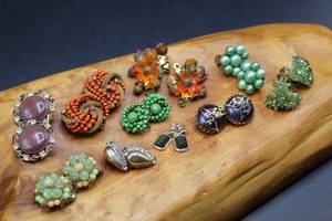 lot 2623 image: 10 pairs of Assorted Vintage Earrings
