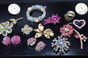 lot 2624 image: Assorted Vintage Rhinestone Jewelry Brooches, Bracelet and Earrings