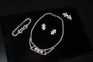 lot 2625 image: 4 Piece Vintage Rhinestone Necklace, Earrings, Brooch and Bracelet Jewelry Lot