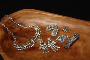 lot 2630 image: Vintage Rhinestone Jewelry, Necklace, Brooches, Earrings and Bracelet