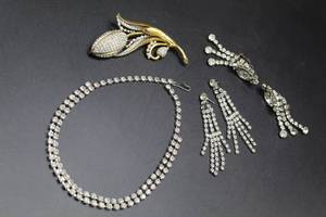 lot 2631 image: 4 Piece Rhinestone Earrings, Necklace and Brooch Jewelry Lot