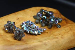 lot 2632 image: Vintage 3 Piece Vintage Iridescent Brooch, Bracelet and Earrings Jewelry