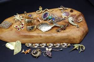 lot 2636 image: Large Lot of Vintage Costume Jewelry, Earrings, Brooches, Bracelet, Pendants