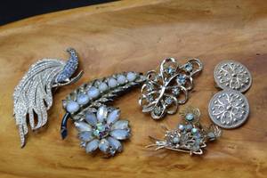 lot 2638 image: Beautiful 5 Piece Lot Rhinestone Jewelry - Including Beautiful Rhinestone Peacock Brooch Pin
