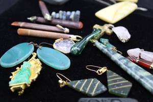 lot 2642 image: Large Lot of Semi-Precious Stones and Gem Pendants and Earrings