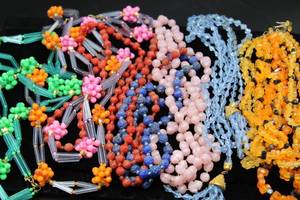 lot 2643 image: Large Lot of 8 Vintage Plastic Bead Strand Necklaces
