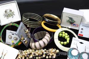 lot 2645 image: Large Variety Lot of Vintage Jewelry - Some still New in Package