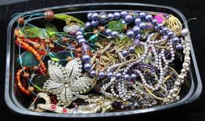lot 2647 image: Large Variety Lot of Vintage Jewelry