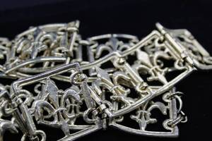 lot 2648 image: Vintage Fleur de Lis Metal Link Belt