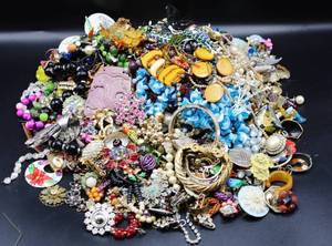 lot 156 image: 13 LBS - Huge Lot of Broken or Missing Earring Pair Jewelry Lot - There is some nice stuff in here