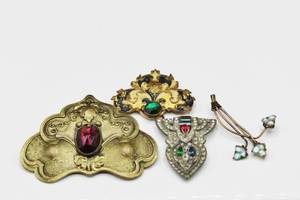 lot 135 image: 3 Brooches Pins and 1 Pendant