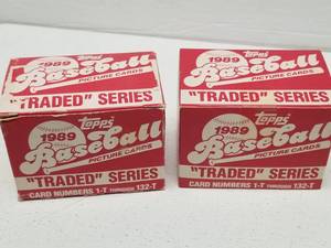 lot 1331 image: 1989 Topps Traded Baseball Complete 132-Card Set w Ken Griffey Jr. Rookie