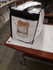 lot 24200 image: 7 pc COMFORTER SET