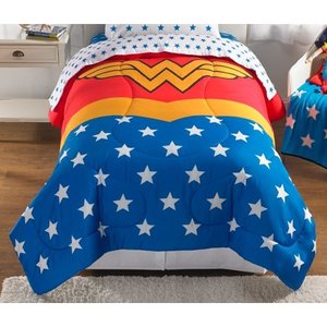 lot 24292 image: Wonder Woman Im Wonder Woman Reversible TwinFull Comforter