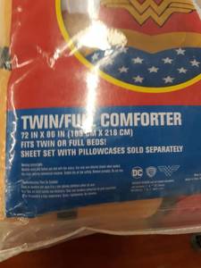 lot 24325 image: WONDER WOMAN COMFORTER
