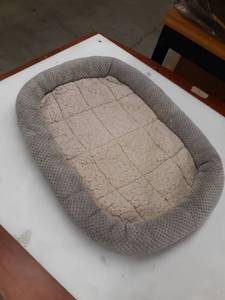 lot 24403 image: Deluxe Soft Pet Bed