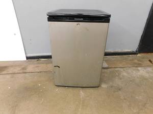 lot 2273 image: Frigidaire One Door Ref