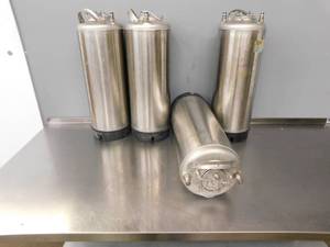lot 2293 image: 4 Stainless Beverage Containers wQuick Connects
