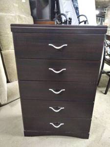 lot 5761 image: Ashley Furniture Modern 5 Drawer Upright Dresser