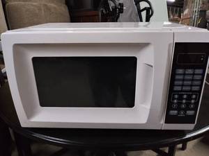 lot 5764 image: White 700 Watt Counter Top Microwave