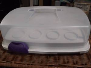lot 5769 image: 12 Cupcake Carrying Case