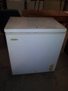 lot 5770 image: Holiday 5 Cubic Foot Chest Freezer