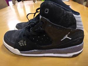 lot 5781 image: Nice Pair of Black and Grey Jordans. Size 7y