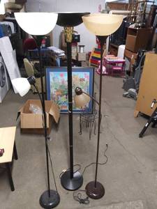 lot 5822 image: Lot of 3 Floor Lamps