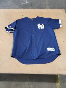 lot 7769 image: New York Yankees MLB Jersey Sz XXL