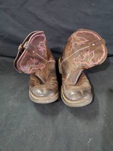 lot 7775 image: Justin Gypsy Sz 10 B Pink Stitching
